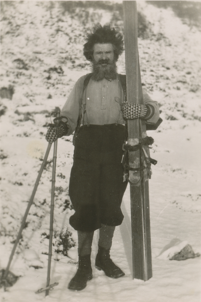 Portrettfotografi av Ingvald Skjeldrup med treski i Jotunheimen.