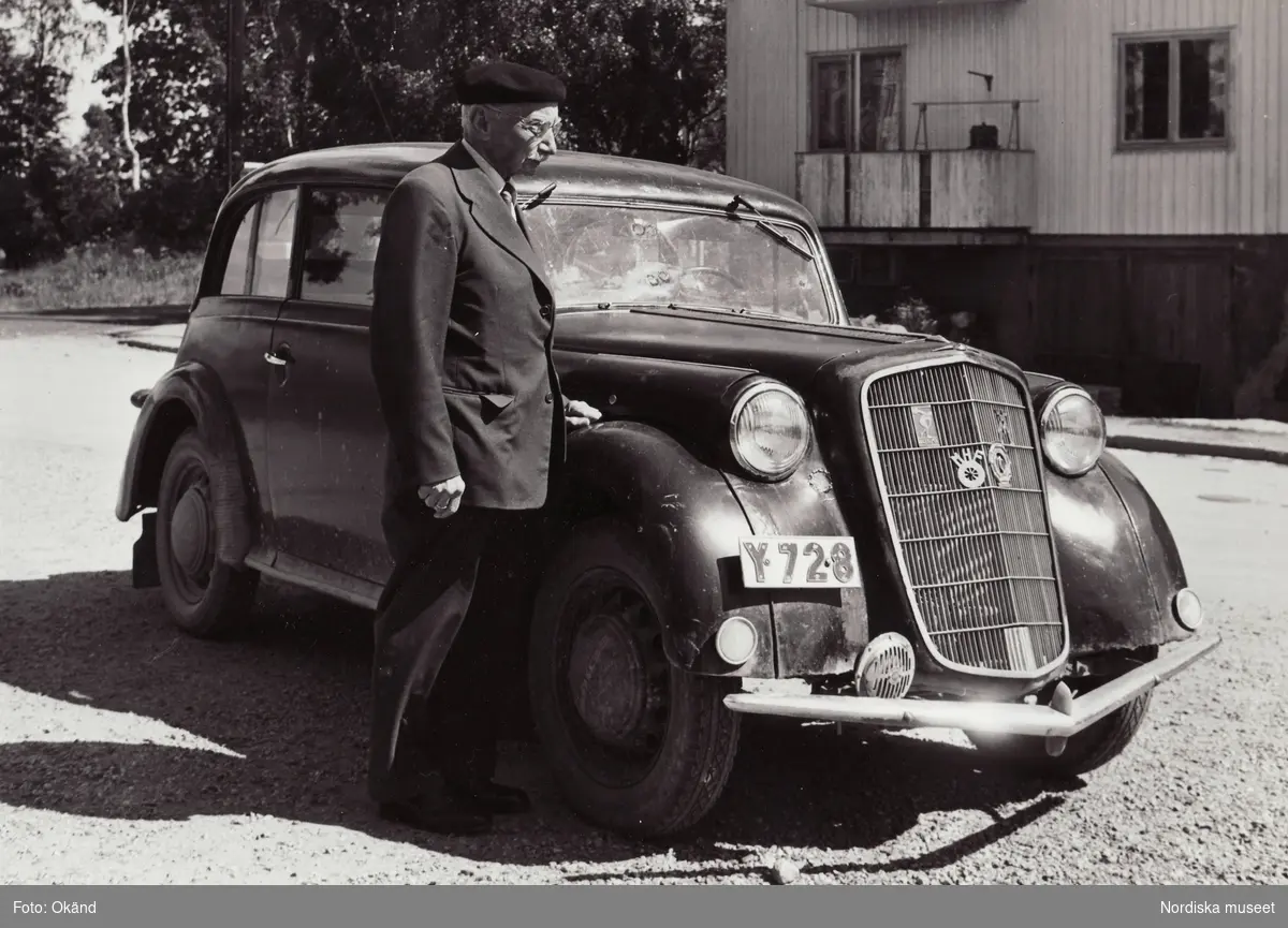 General Motors Nordiska Ab. "En äldre herre med sin trotjänande Opel Olympia."