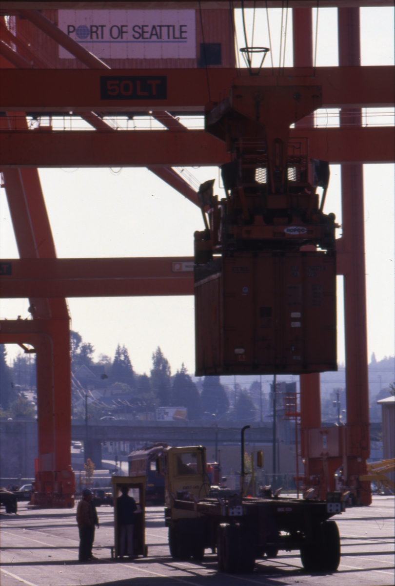 Conteinerene lastes på havnen i Seattle.