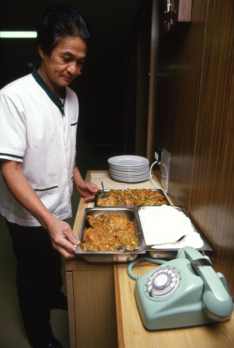 Messegutten gjør klar maten i messa på M/S 'Westwood Jago' (b. 1987, Ishikawajima H. I., Aioi, Japan).