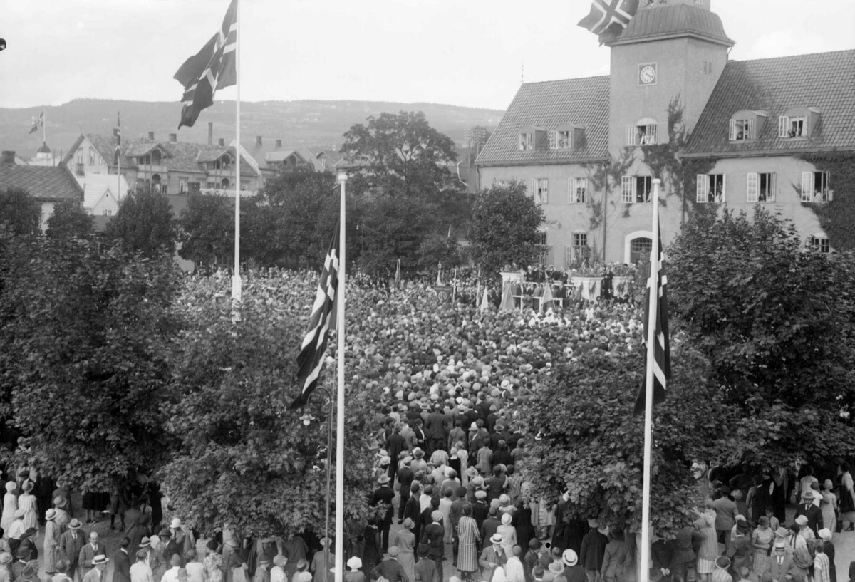 Antas være Lillehammer bys 100 års jubileum 07. august 1927. Fra Stortorget.