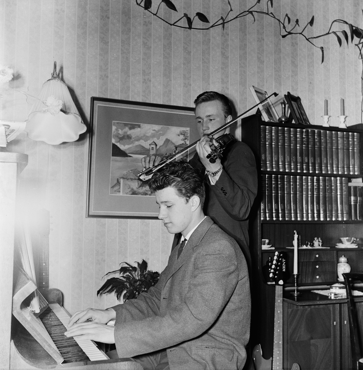 Ledin spelar fiol och en kamrat sitter vid pianot och spelar.