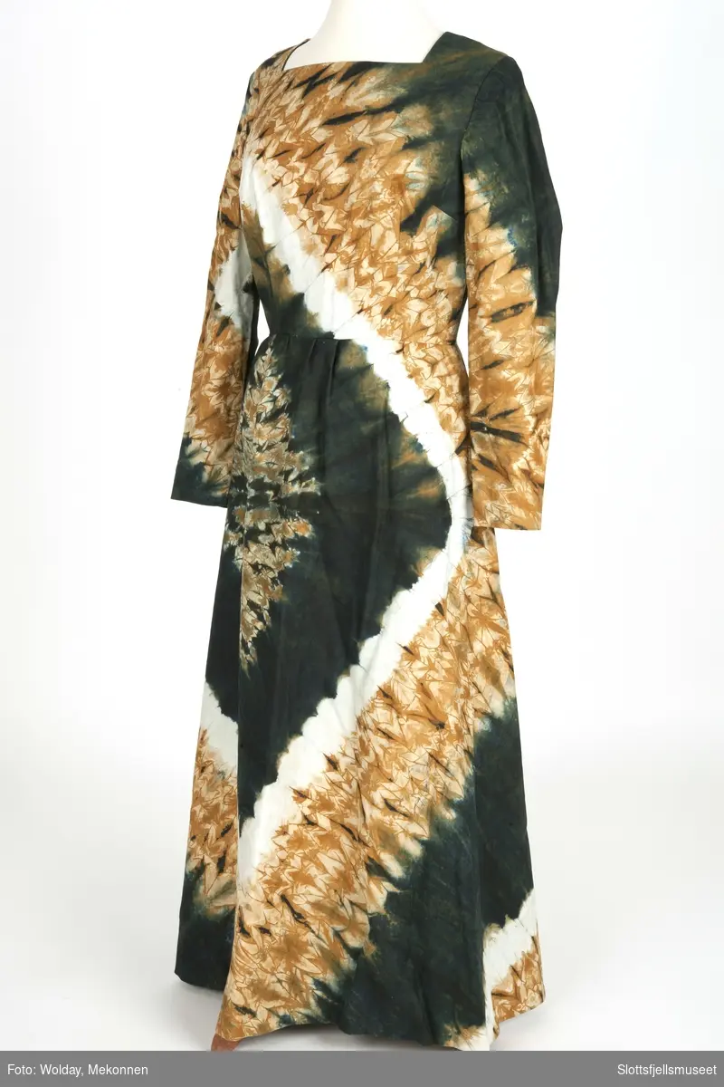 Batikk-kjole- Lang, med lange ermer. Sydd av sydame.