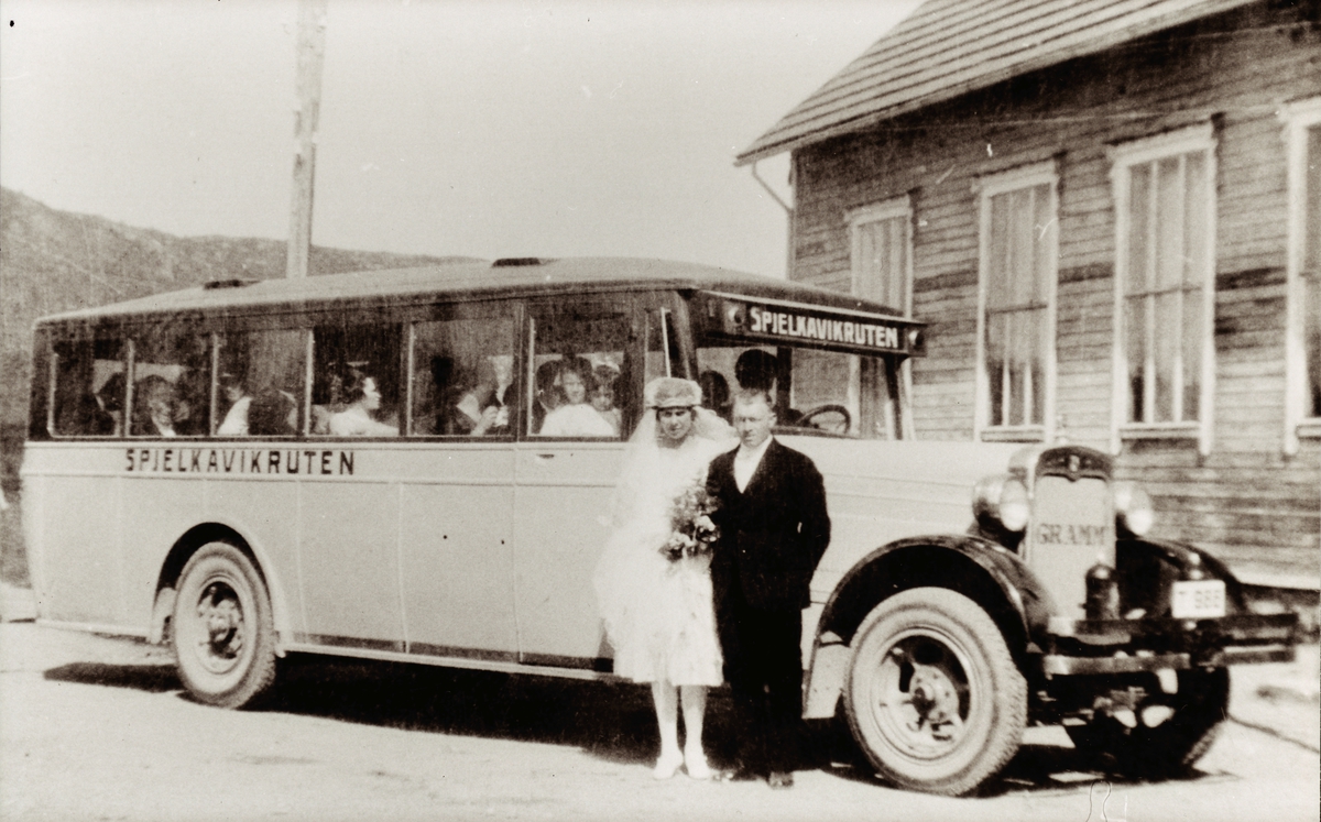 Rutebilen Spjelkavikruta med brudefølge. Brudeparet står foran for portrettfotografi.