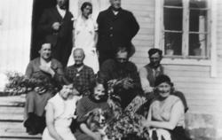 Gruppebilde av 6 menn og 4 kvinner på trappen foran et hus. 