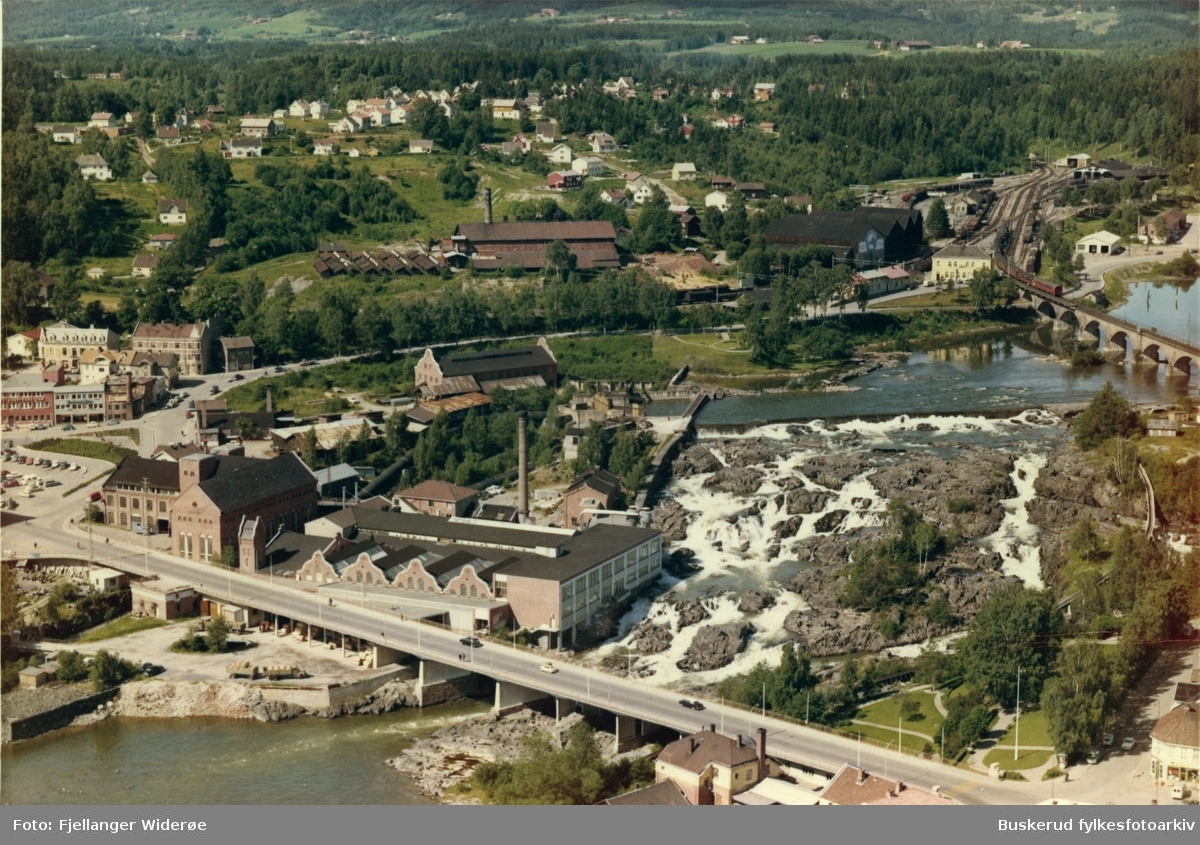 Hønefossen med Hønefoss bruk, brua 
Hønefoss jernbanestasjon
Teglverket, Tippen
1964
