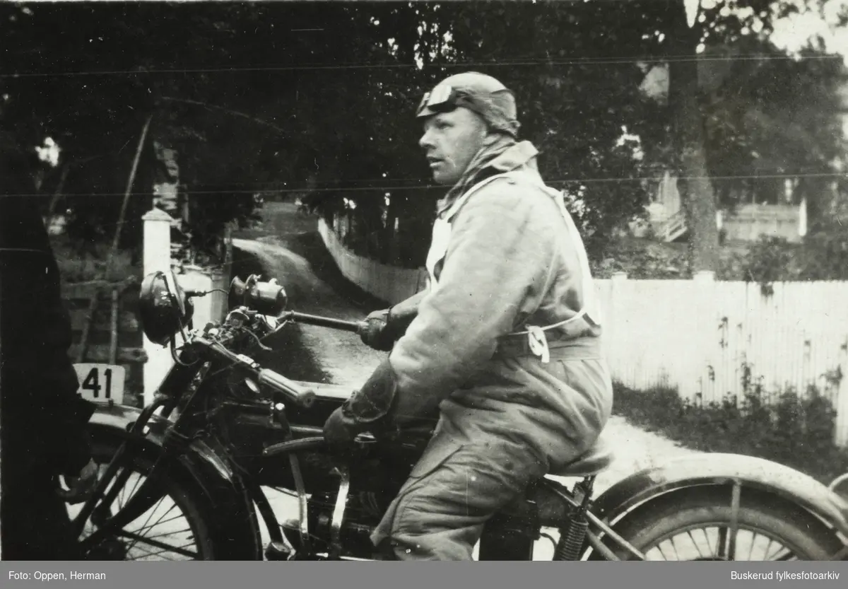 Høifjellsrittet i 1922. Utenfor Berg gård på Sokna
Hermann Oppen på sin Henderson med kjennetegn F-241