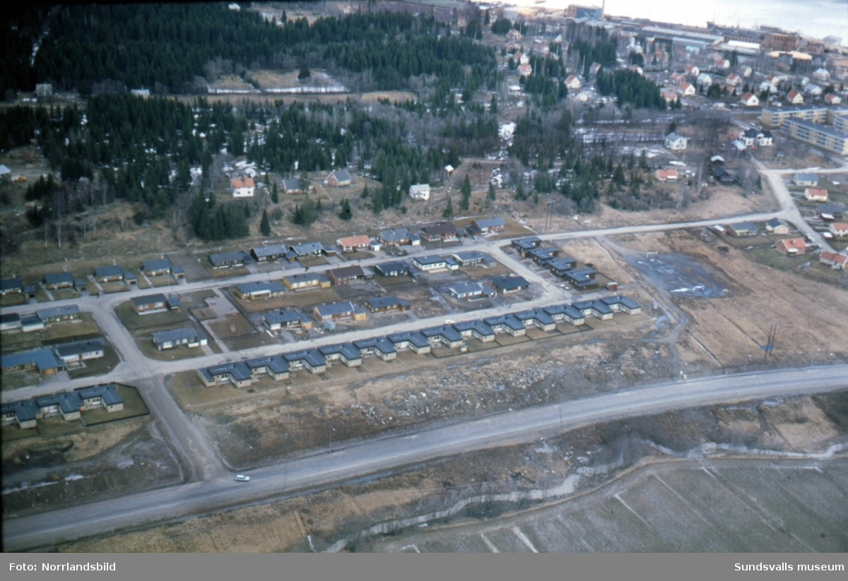 Flygfoton över Ljustadalen, Johannedal med pågående byggen av AMU-center och bostadsområdet i Hillsta. Måndagsvägen, Tisdagsvägen, Onsdagsvägen, Champinjonvägen, Kantarellvägen.
