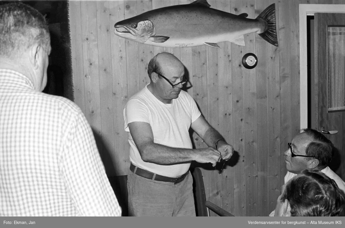 Fluebinding i hytteinteriør.

Fotografert 1982.

Fotoserie: Laksefiske i Altaelva i perioden 1970-1988 (av Jan Ekman).
