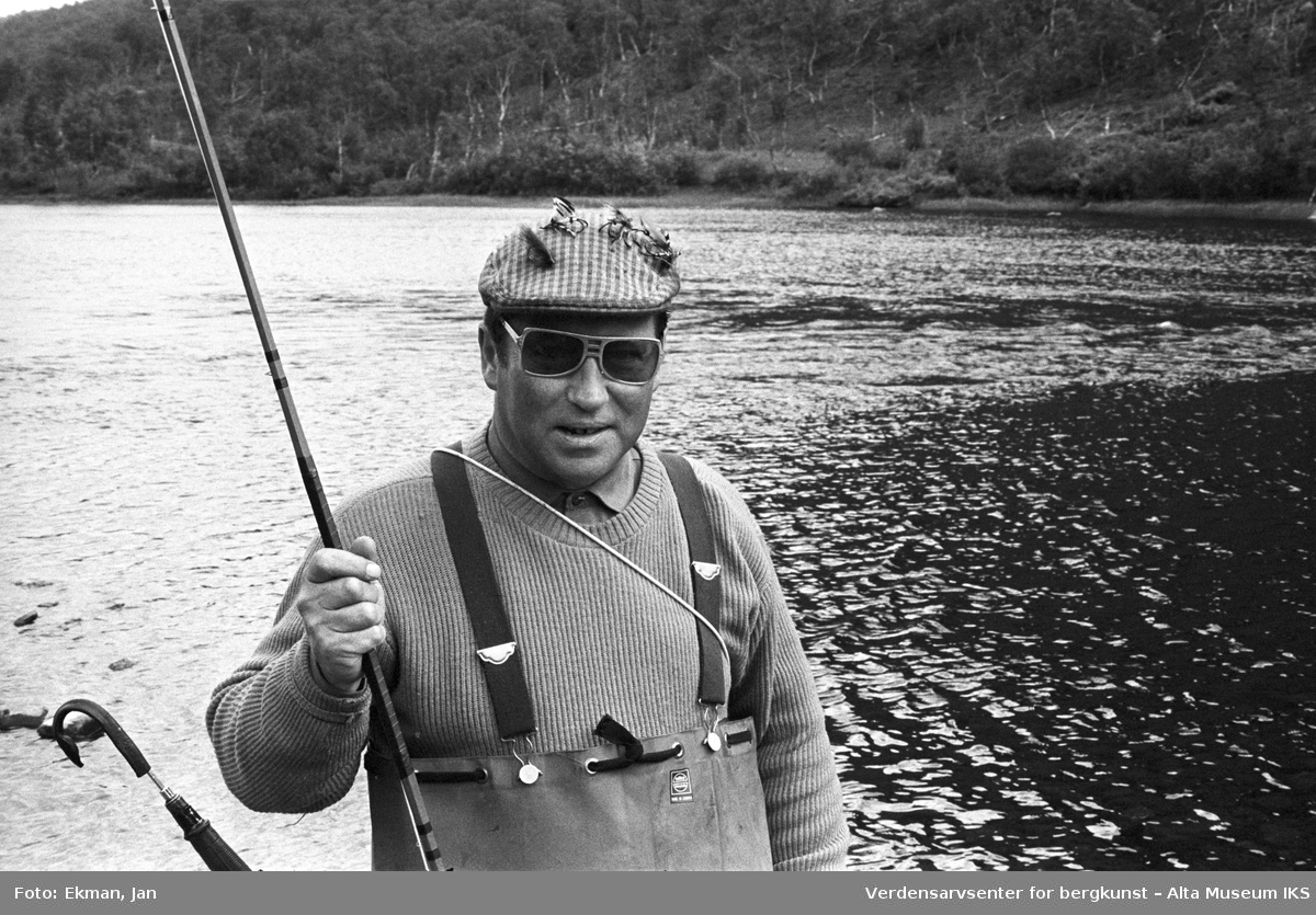 Landskap med personer.

Fotografert mellom 1970 og 1988.

Fotoserie: Laksefiske i Altaelva i perioden 1970-1988 (av Jan Ekman).
