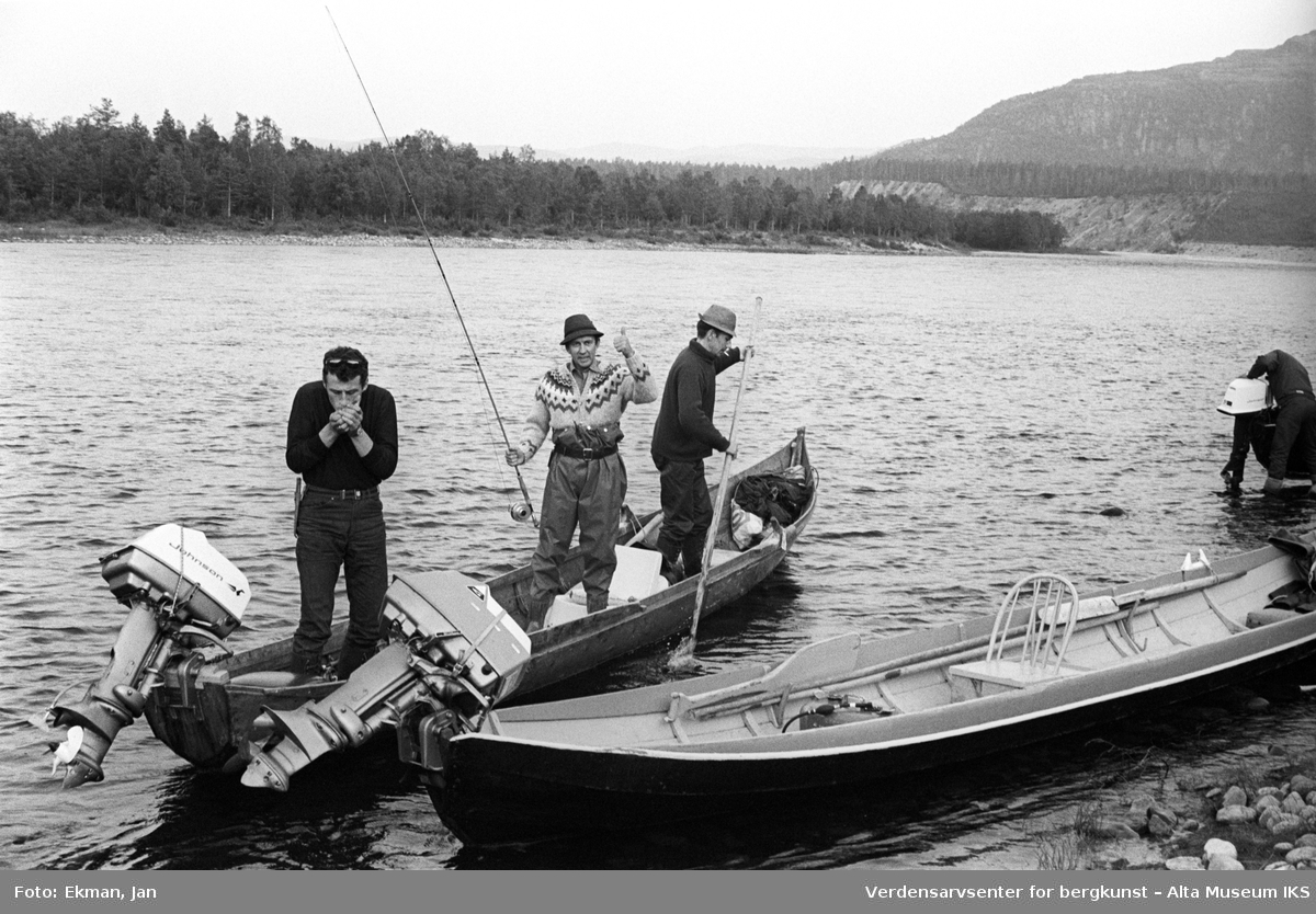 Landskap med personer.

Fotografert 1970.

Fotoserie: Laksefiske i Altaelva i perioden 1970-1988 (av Jan Ekman).
