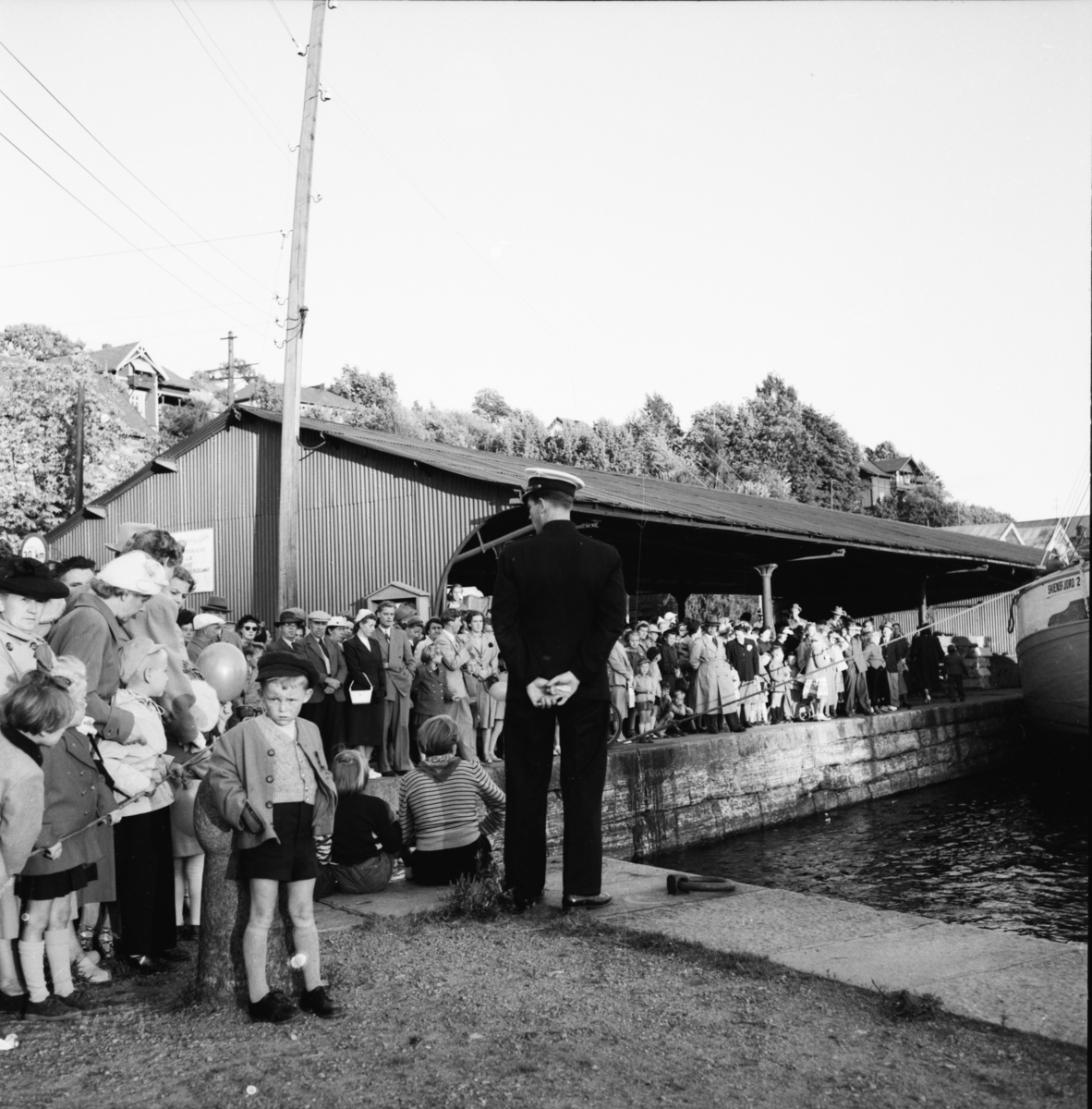 Vardens arkiv. "Sanitetsforeningen arr. brygge- løyer, hawai pike" 29.08.1953