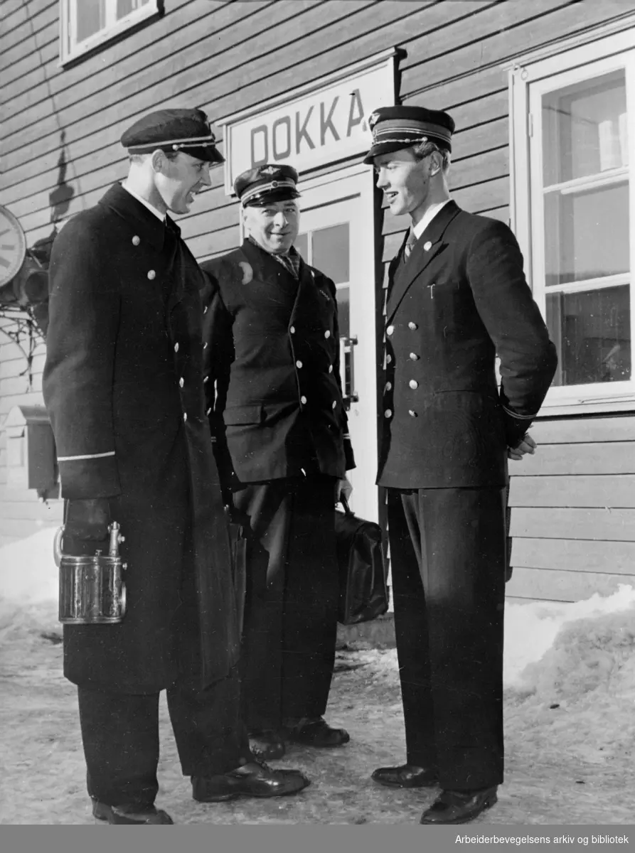 Tre jernbanemenn fra ulike tjenestegrener ved Dokka stasjon på 1950- tallet. Fra venstre: skiftekonduktør, overkonduktør og telegrafist.