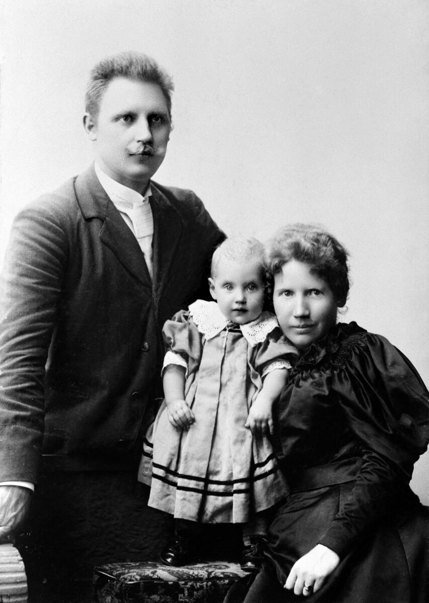 Familieportrett av Michael, Marie og Kirsten Flagstad. Kirsten er ett år gammel.