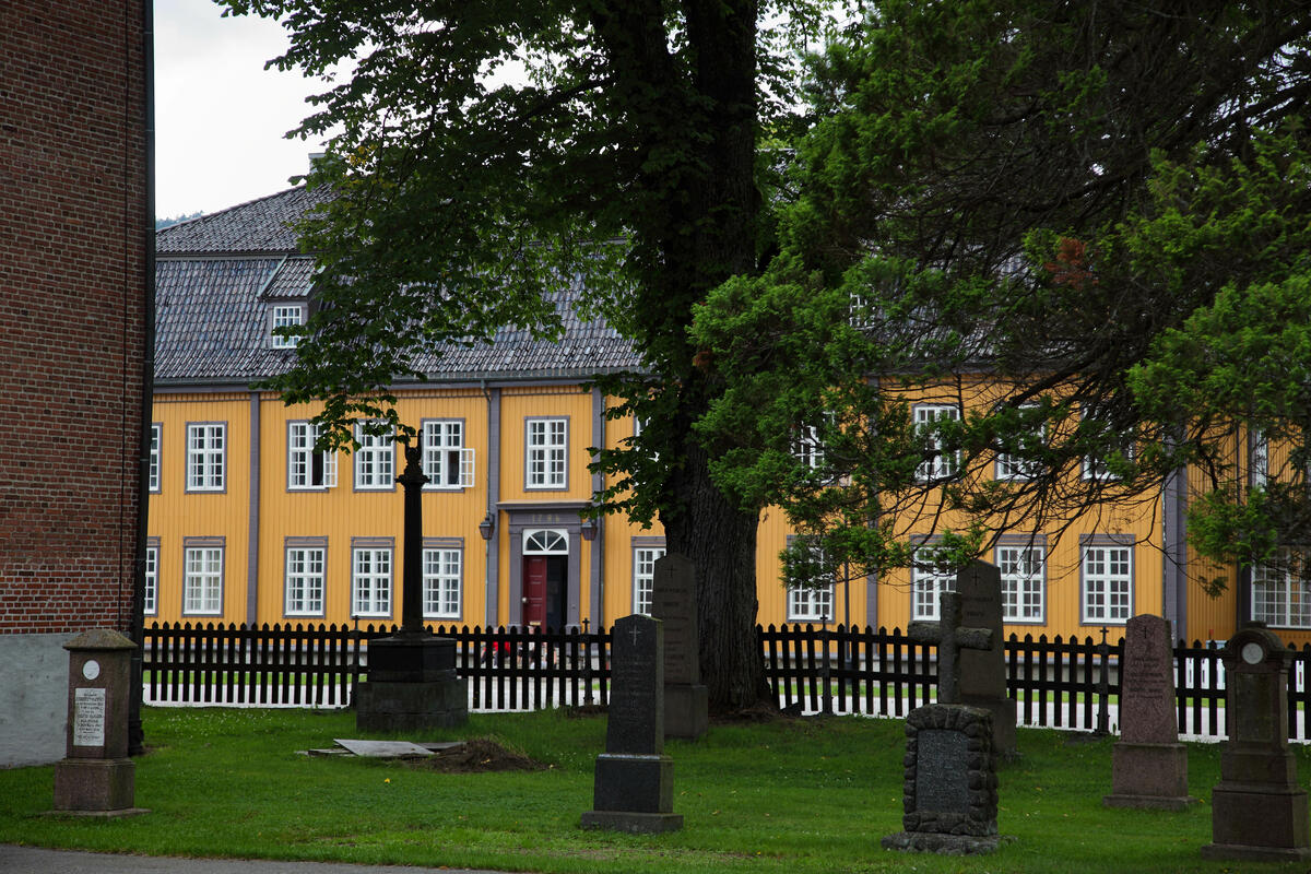 Bergseminaret sett fra kirkegården