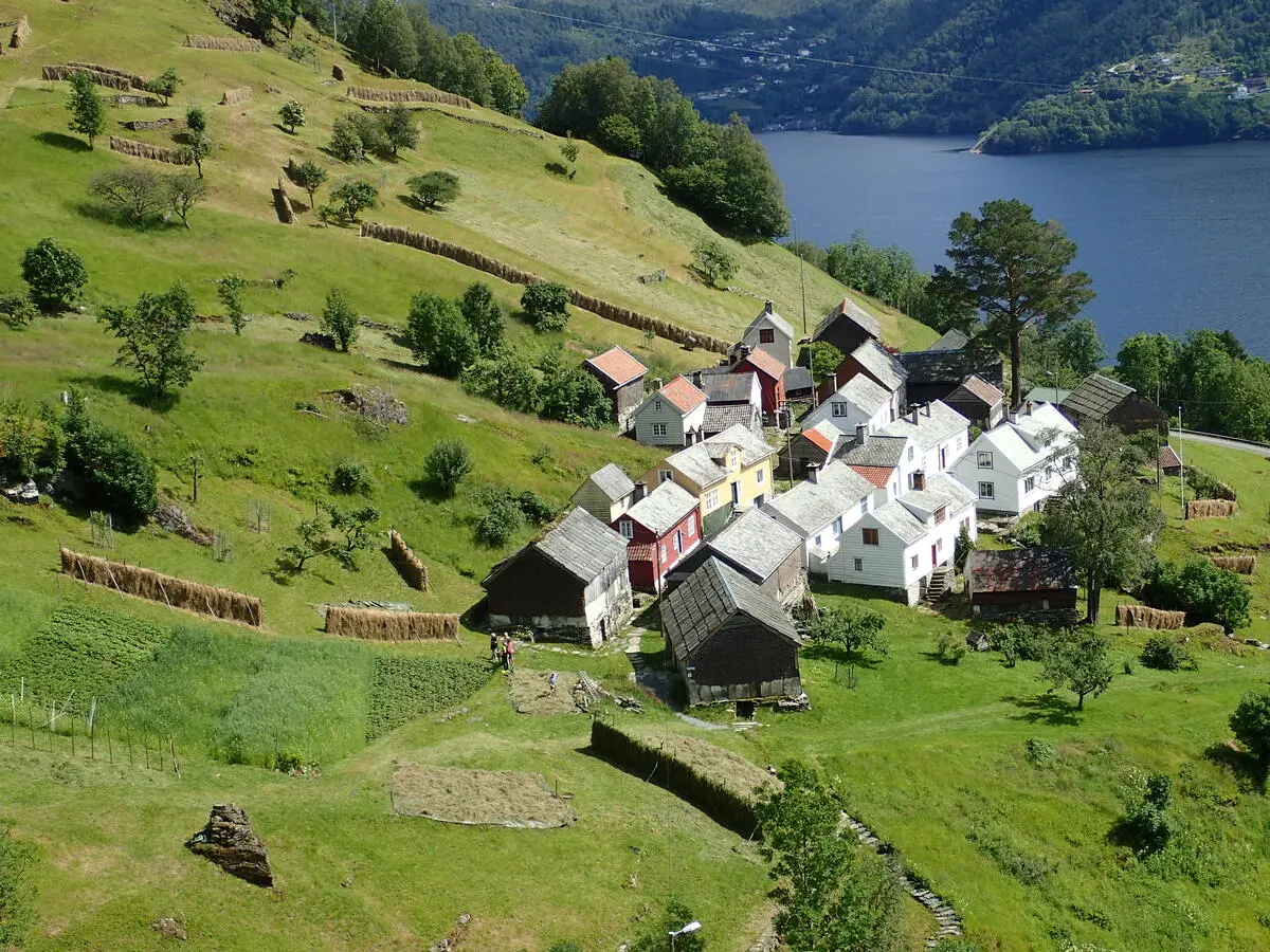 Klyngetunet Havrå på Osterøy i solskin ein vakker sumarsdag