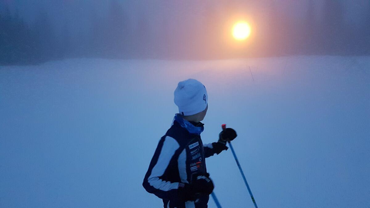 Bildet viser en gutt på skitur (Foto/Photo)
