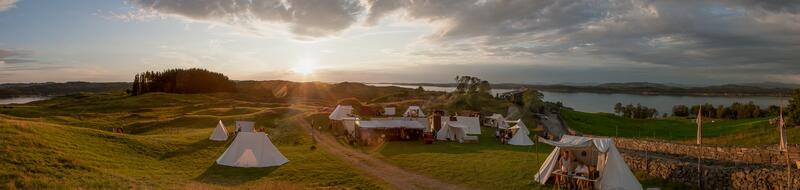 vikingleir på Lygra i solnedgang