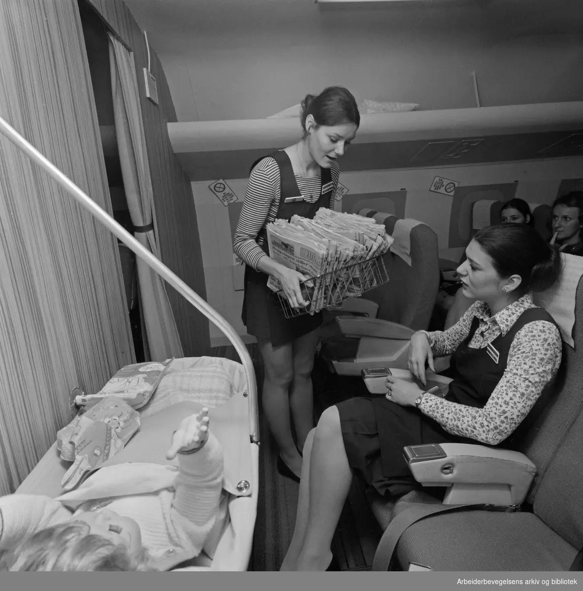 Kurs for flyvertinner i SAS på Park Hotel i Sandefjord. Undervisningen finner sted i en tro kopi av kabinen på en DC-9 i kjelleren på hotellet. April 1973.