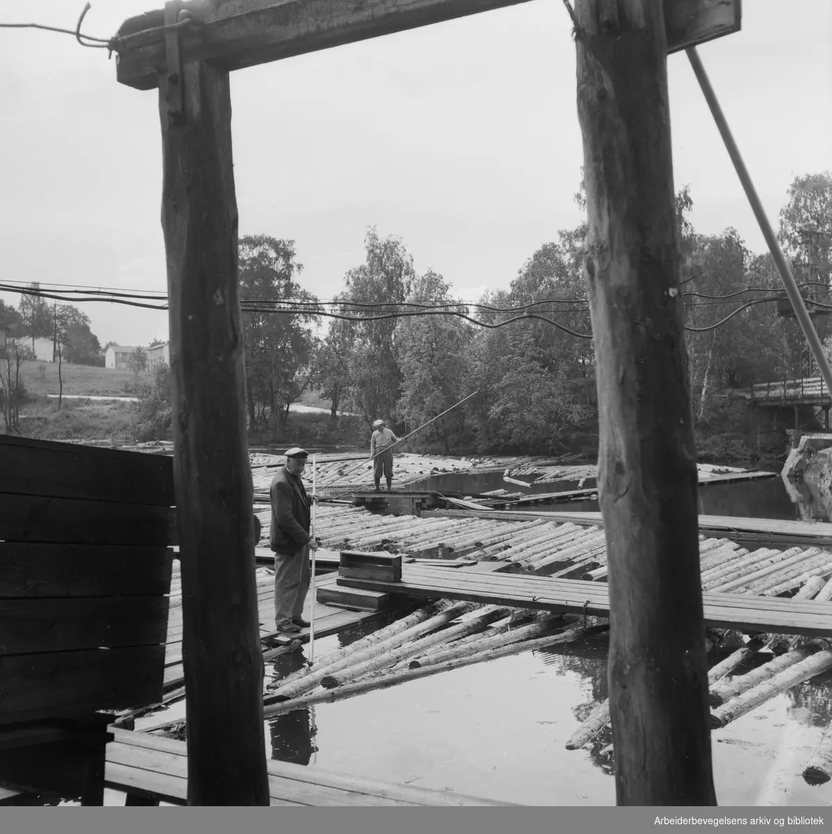 Tømmerfløtere. Brekkedammen. Maridalsvannet. Juni 1957.