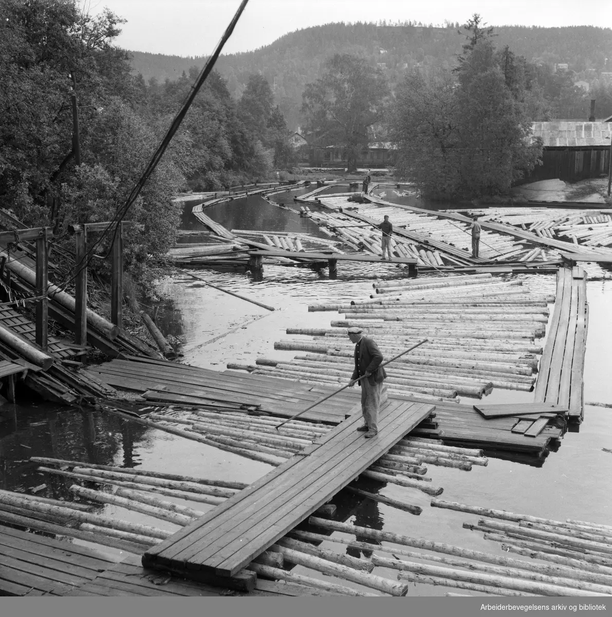 Tømmerfløtere. Brekkedammen. Maridalsvannet. Juni 1957.