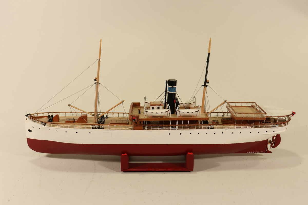 Skipsmodell av DS Vesteraalen, Vesteraalens Dampskibsselskabs aller første skip i hurtigrutefart.