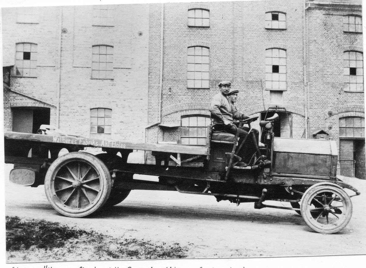 Halmstad. Slottsmöllan, Wallbergs Fabriks AB. Slottsmöllans första bil, stora bilen, som tog last av 5 000 kg.