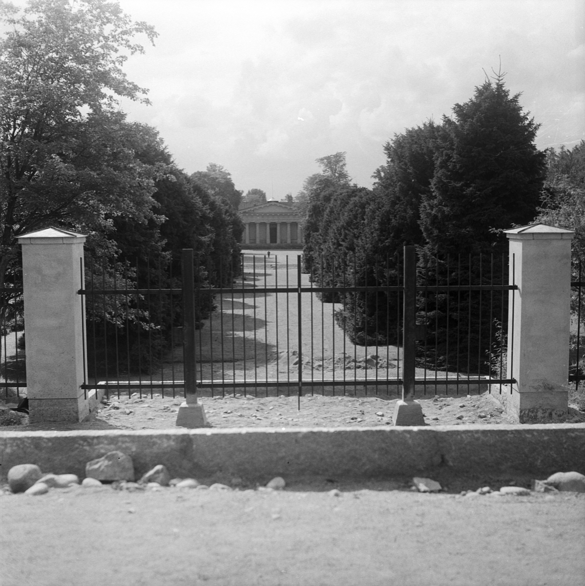 Botaniska trädgården, staketet mot Dag Hammarskjölds väg, Uppsala, augusti 1958