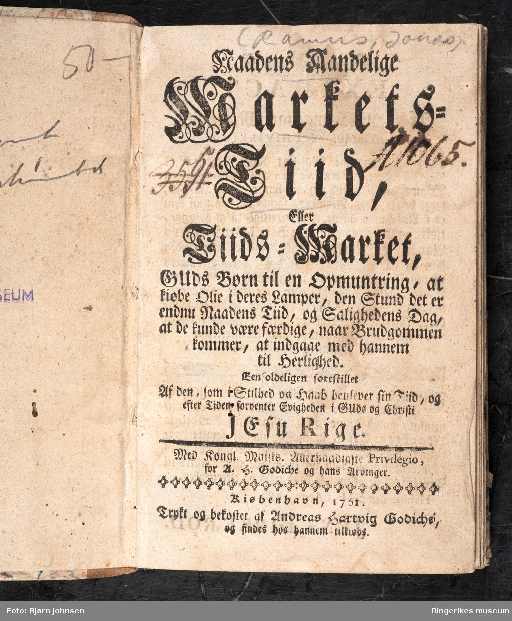Naadens Aandelige Markets-Tiid, skrevet av Jonas Ramus (sogneprest i Norderhov) og utgitt første gang i 1680. Dette eksemplaret er trykket i København i 1751 og inneholder 224 sider. Dette var en populær andaktsbok i flere generasjoner.