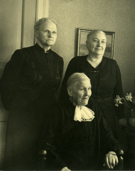 Portrett av Ellen Isaksdatter fra Sigerland i Øksnes, gift Nilssen og senere Buschmann, sammen med to av sine døtre fra det første ekteskapet; Hilda og Petra Nilssen.
