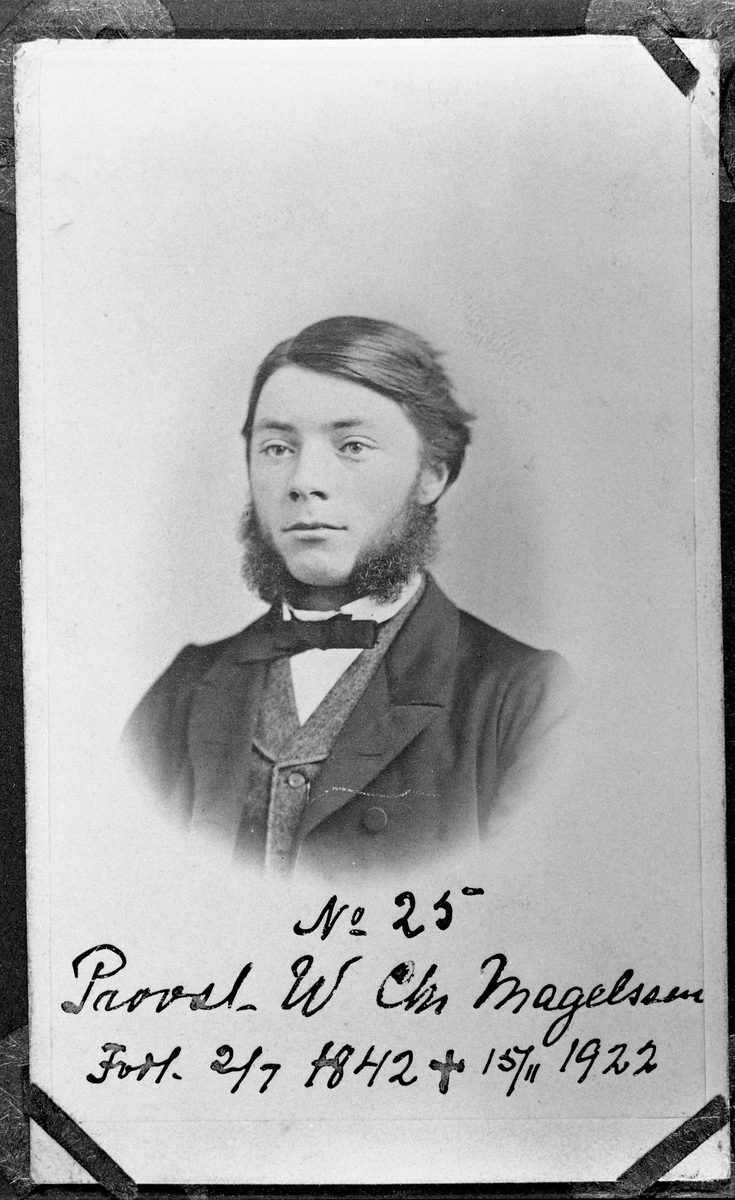 Portrett av prost W. Chr. Magelsen. Påskrift på bildet sier at han er født 1842, men iflg. kirkebok ved dåp er året 1841, dato som angitt på bildet.