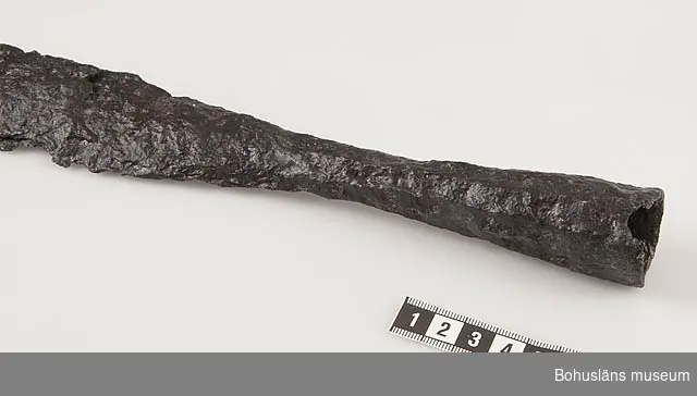 Spjutspets av järn. 
Spjutet påträffades på 1870-talet av pojken Karl Samuelsson strax utanför stenkistan i centrum av gravröset. Spjutet skänktes på 1950-talet till Vikarvets museum i Lysekil och förvarades där fram till vintern 2009. Därefter fyndfördelades spjutet av RAÄ till Bohusläns museum 2010.

Enligt SHMM/Historiska museets föremålsdatabas förvaras fynd av ett obränt ben och en järnnit i deras samlingar. Föremålen påträffades på 1920-talet vid de rekonstruktionsinsatser som gjordes på röset (se SHM acc nr 17190). Efter bedömning av osteolog på SHM är det obrända benet troligtvis från ett nötkreatur. Järnniten gick tyvärr ej att återfinna.