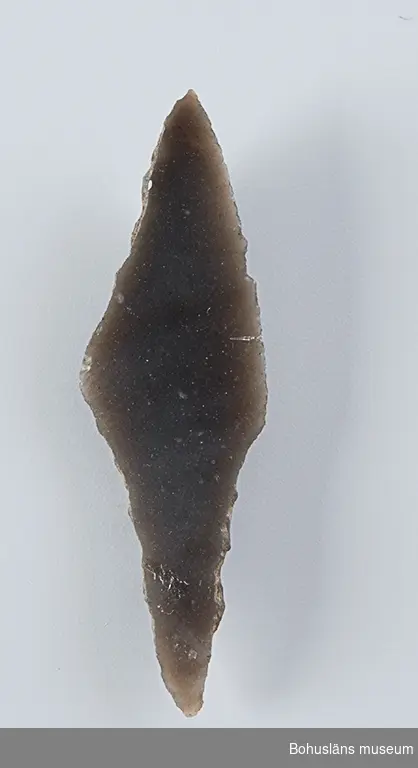 Tångepilspets. Mycket vacker och välbevarad tångepilspets i flinta. Är från äldsta stenålder, från Bromme el. Ahrensburg-kulturen, ca 11 500 - 10 000 år sen.