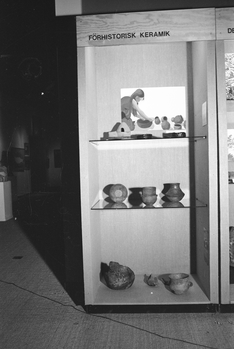 Jönköpings läns museum, keramikutställning. Rum 1, södra väggen.
Förhistorisk keramik.