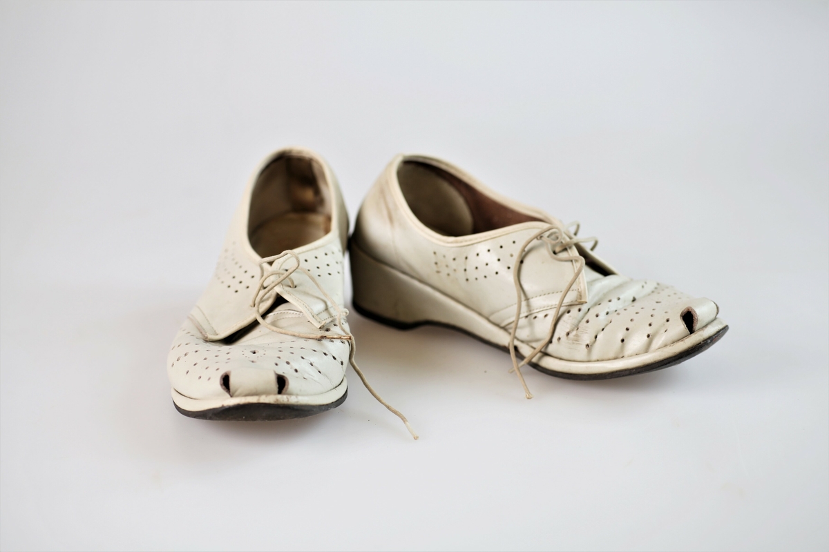 Et par kvite sko med snøring, str ca 36-38, to stk A og B.