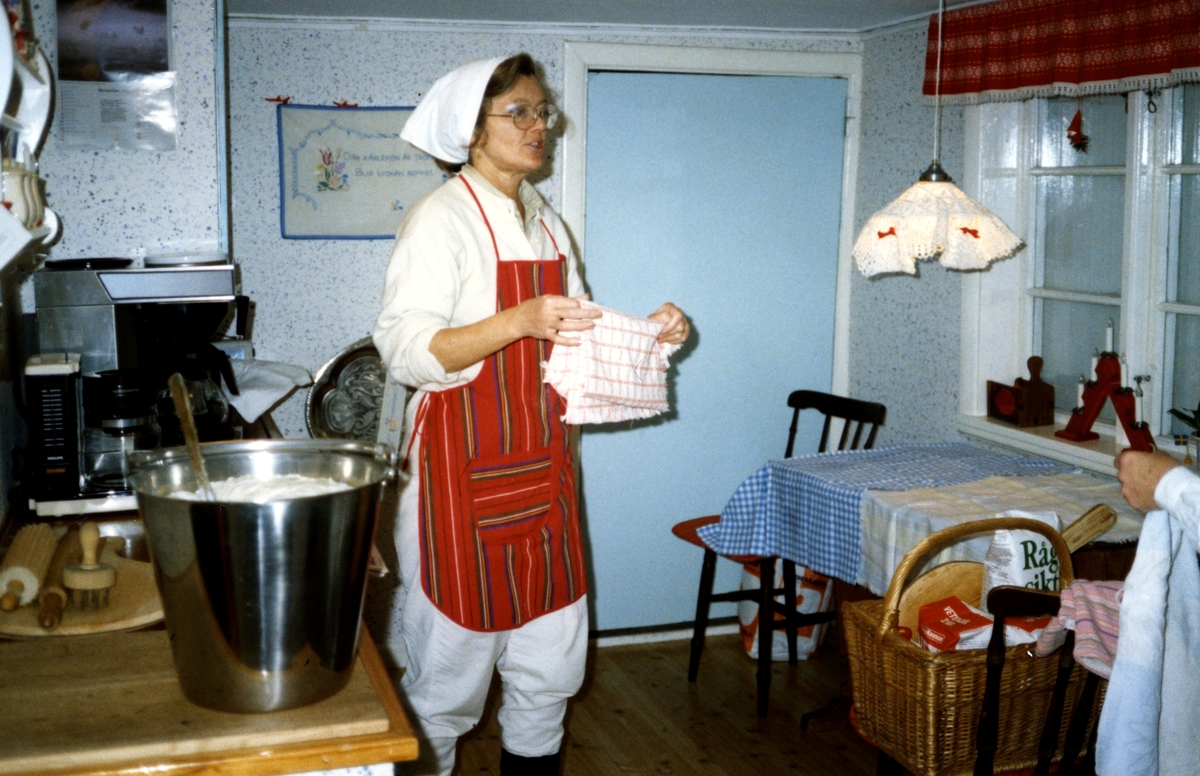 Berit Thalenius bakar bröd i Hembygdsgården Långåkers kök, 1980-tal.