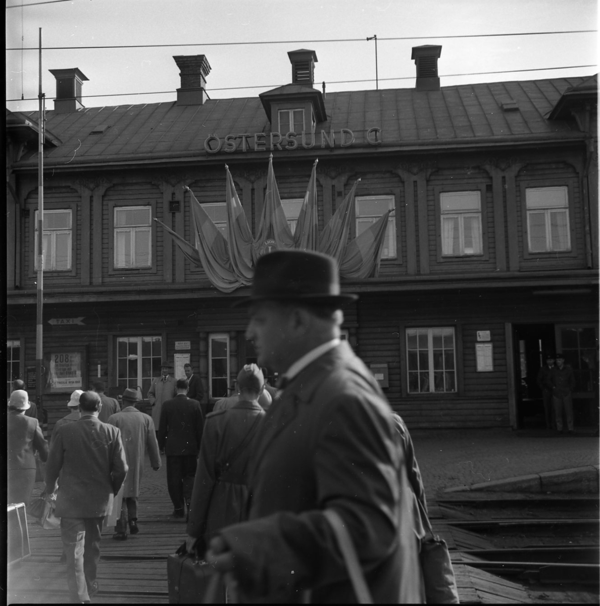 Folksamling utanför Centralstationen i Östersund.