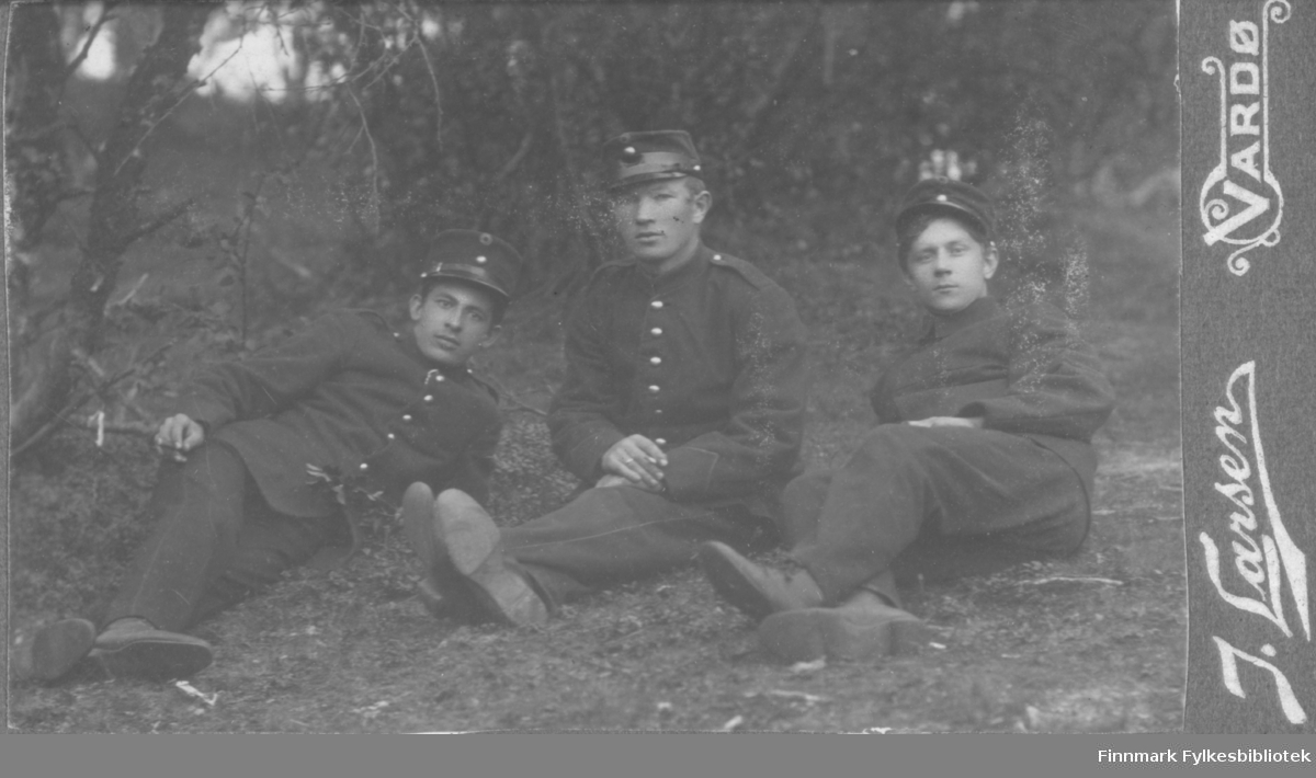 Menn i militæruniform rundt 1910-1920-tallet. Aksel Konrad Mikkola i midten, de andre er ukjente. Se også FBib.05001-024.