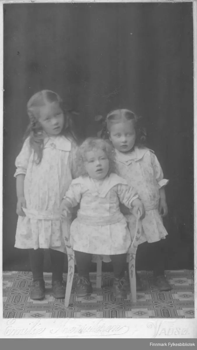 Barn fra venstre: Synnøve, Gjertrud (død 1919) og Marine Mikkola i fotoatelier til Emilie Henriksen.
