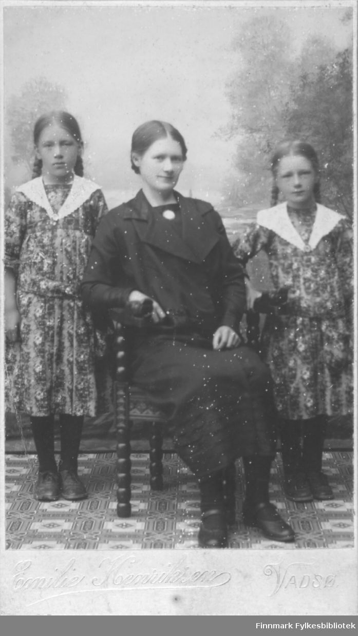 Kathinka Mikkola med døtrene Synnøve (til venstre) og Marine.