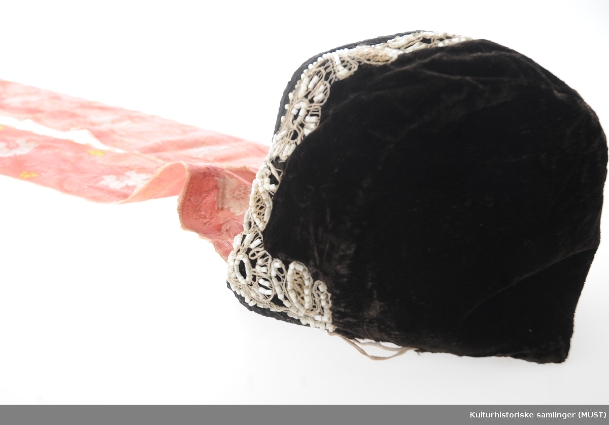 Perlebord, sort silkebånd med blomsterkvast