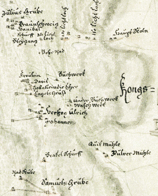Utsnitt av kart fra 1746 som viser området Funkelia–Storåsen med pukkverkene langs Pukkverkselva og turstrekningen forbi borhjulet («Bohr-Rad») ved Hannibal gamle hjulstue, Underbergstollen («Haupt Stoln») med sine tre lichtloch, Underbergets gruver fra Samuel til Juels («Julius Grube»). Nede t.h. kruttmølla («Pulver Mühle») og kvikkmølla, et privat anlegg for amalgamasjon med kvikksølv av sølv fra avgangshauger. (P.F. von Langen, Norsk Bergverksmuseum KS II A VIII 28) (Foto/Photo)