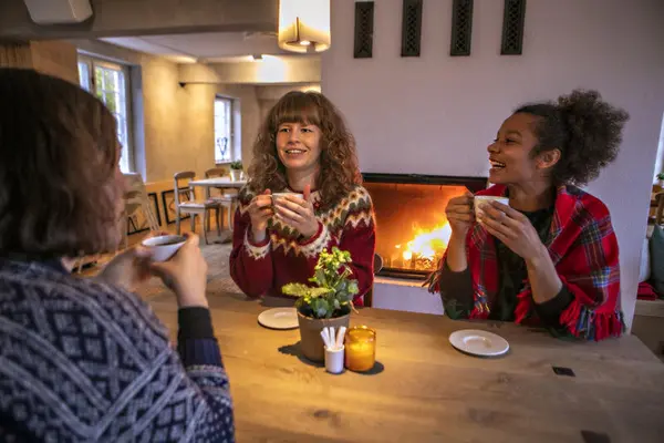 Tre damer drikker kaffe i Kafé Arkadia