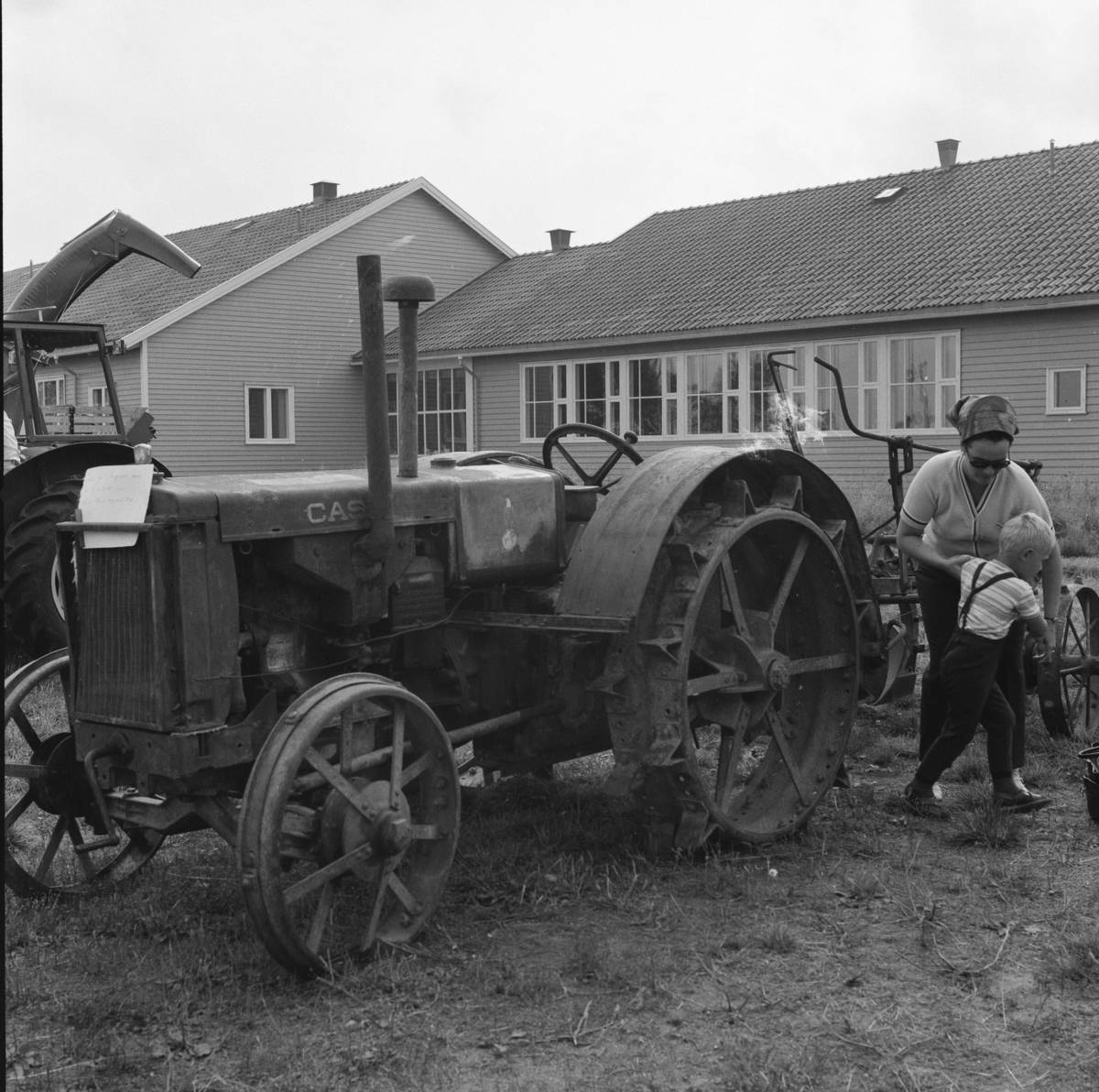 Traktor utenfor barneskolen på Ask ii forbindelse med bygdeutstillingen 1970.
