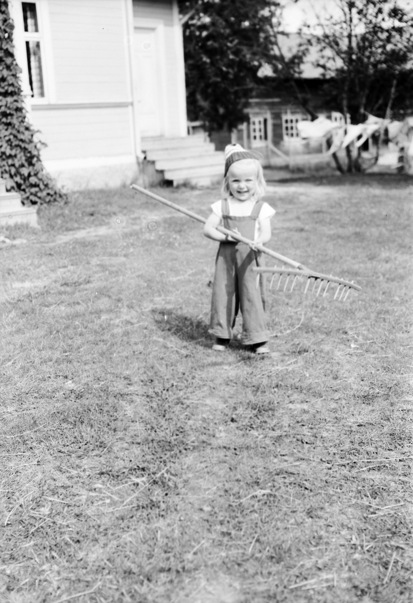 Flicka med kratta, Håsjö, Jämtland 1950