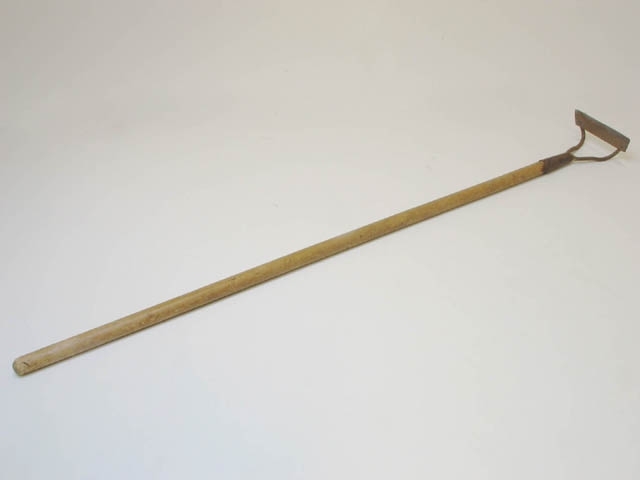 Bethacka med skaft av trä och hacka av järn skänkt för att medverka i museets utställning "Mellan Istiderna - en ekologisk historia" (mars 1993-2003).