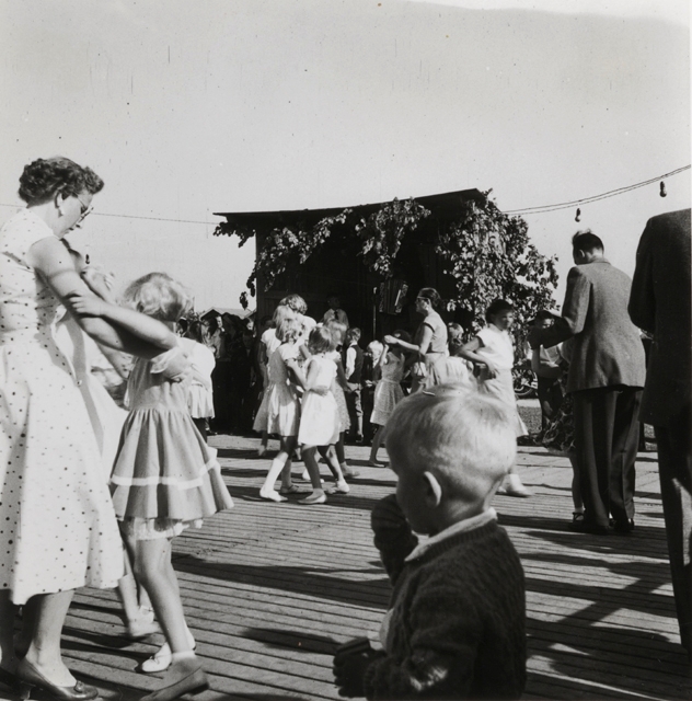 Dans på dansbana på midsommarafton. - Landskrona museum / DigitaltMuseum