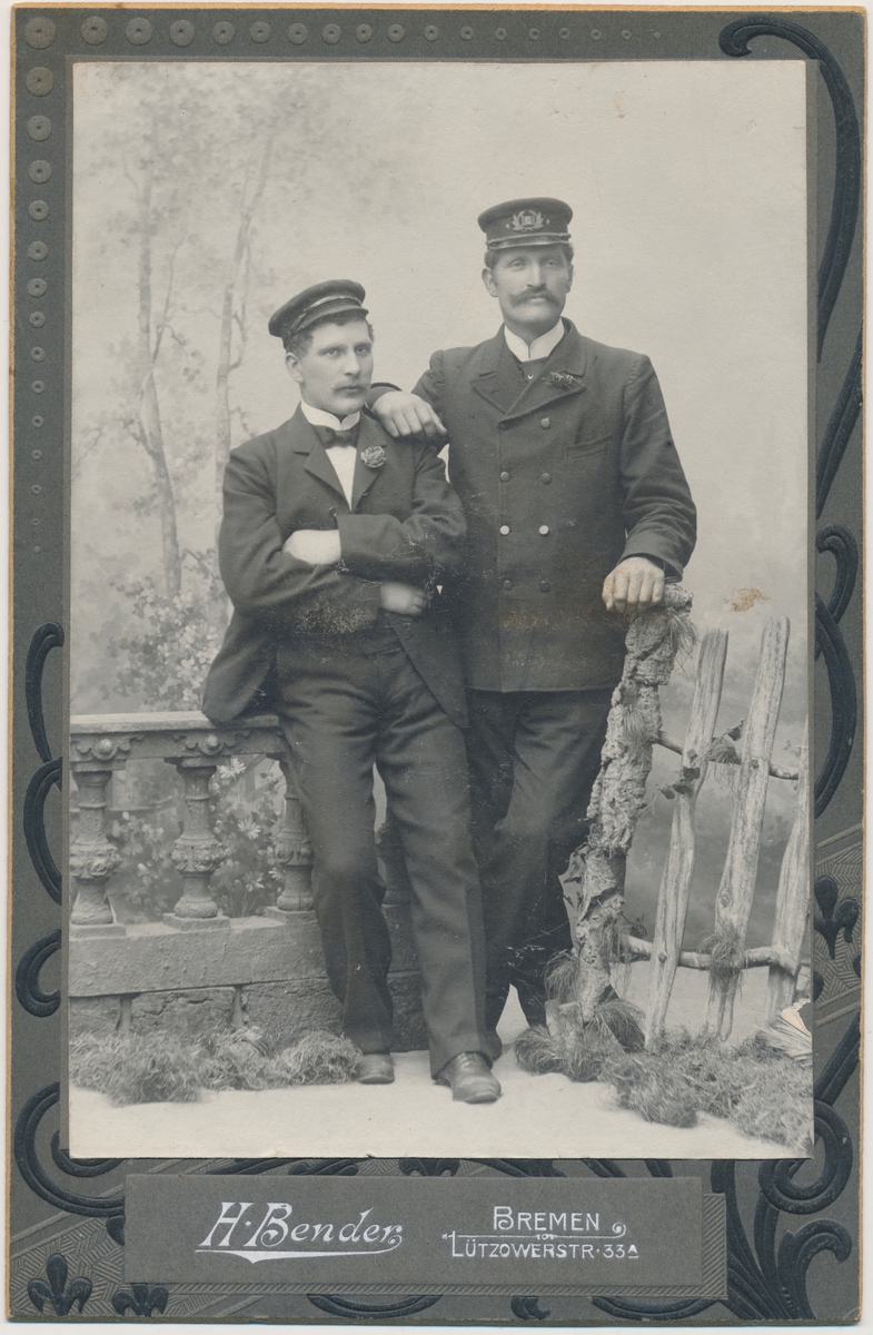 Foto viser to voksne menn i Bremen. To sjømenn på landlov? - ukjente