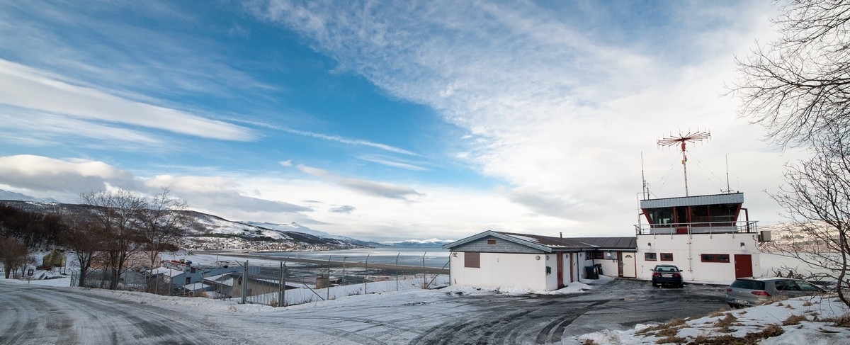 Tårnet er nokså slitt både innvendig og utvendig. Fotografering av og i Narvik Lufthavn 14. mars 2017. Siste fly letter herfra den 31. mars 2017 og flyplassen legges ned etter dette.