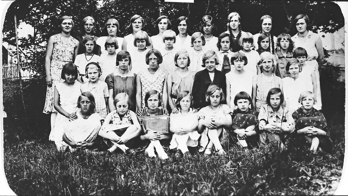 Ungdommens Røde Kors i Sigdal, omkring 1932-33.
